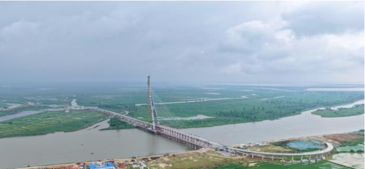 南昌市鄱阳湖旅游公路将军洲大桥主塔顺利封顶