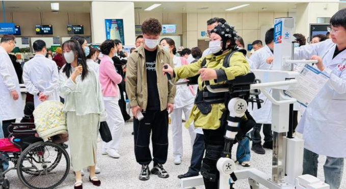 青海举办首个无创脑机接口技术体验日